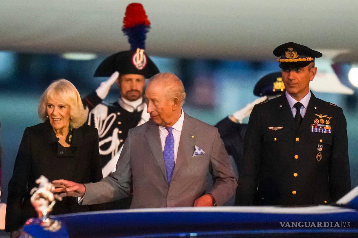$!El rey Carlos III de Gran Bretaña y la reina Camila (izquierda) llegan al aeropuerto Ciampino, a las afueras de Roma un día antes de su visita de Estado al Vaticano.
