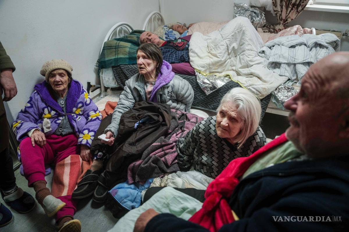 $!Mujeres mayores sentadas en el suelo del hospicio, dañado tras un ataque ruso en Kiev, Ucrania, el sábado 27 de diciembre de 2025.
