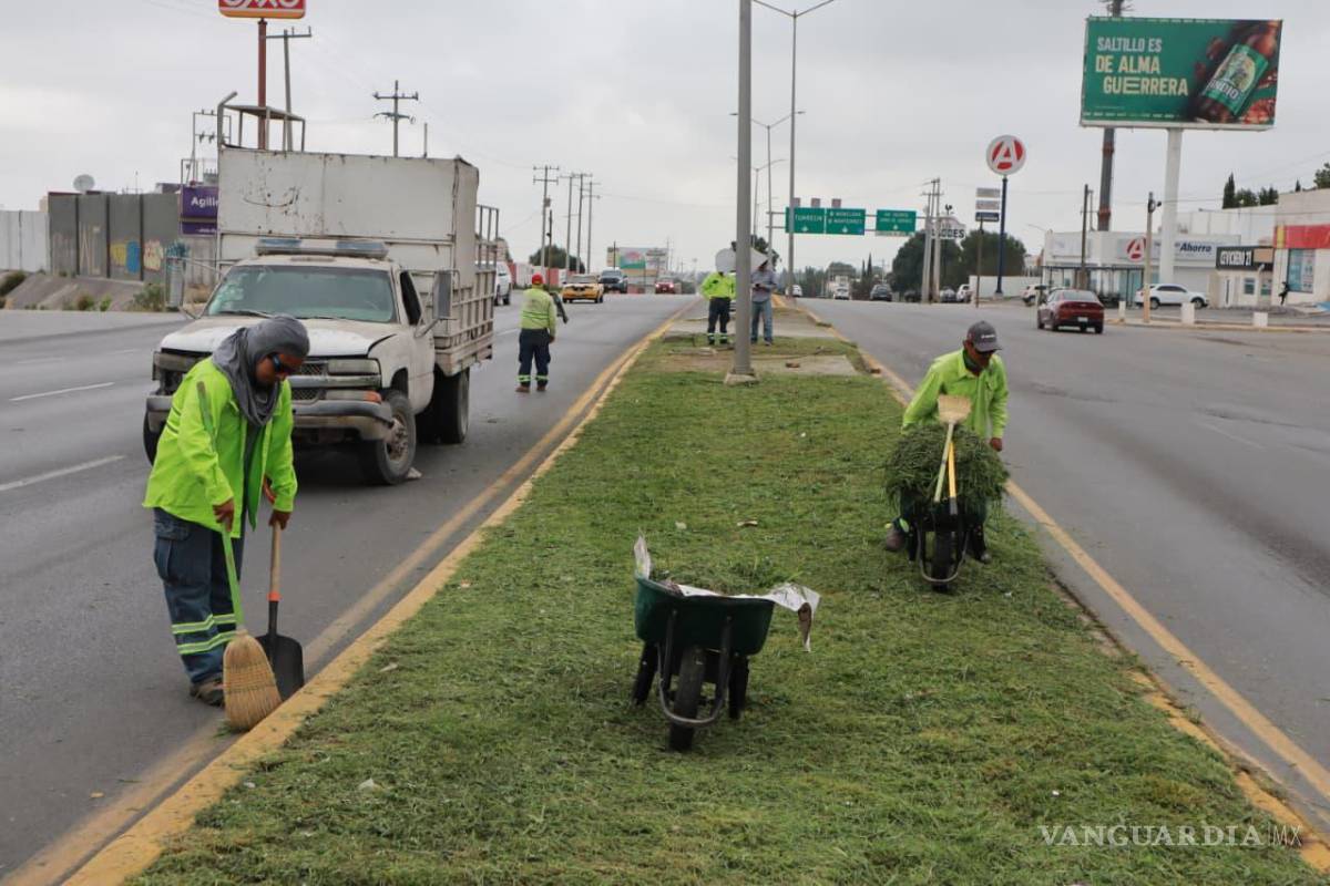 $!Las labores de limpieza se realizaron también en el camellón central del bulevar Emilio Arizpe de la Maza, atendiendo un tramo importante entre los bulevares Benito Juárez y Antonio Cárdenas para beneficio de conductores y peatones.