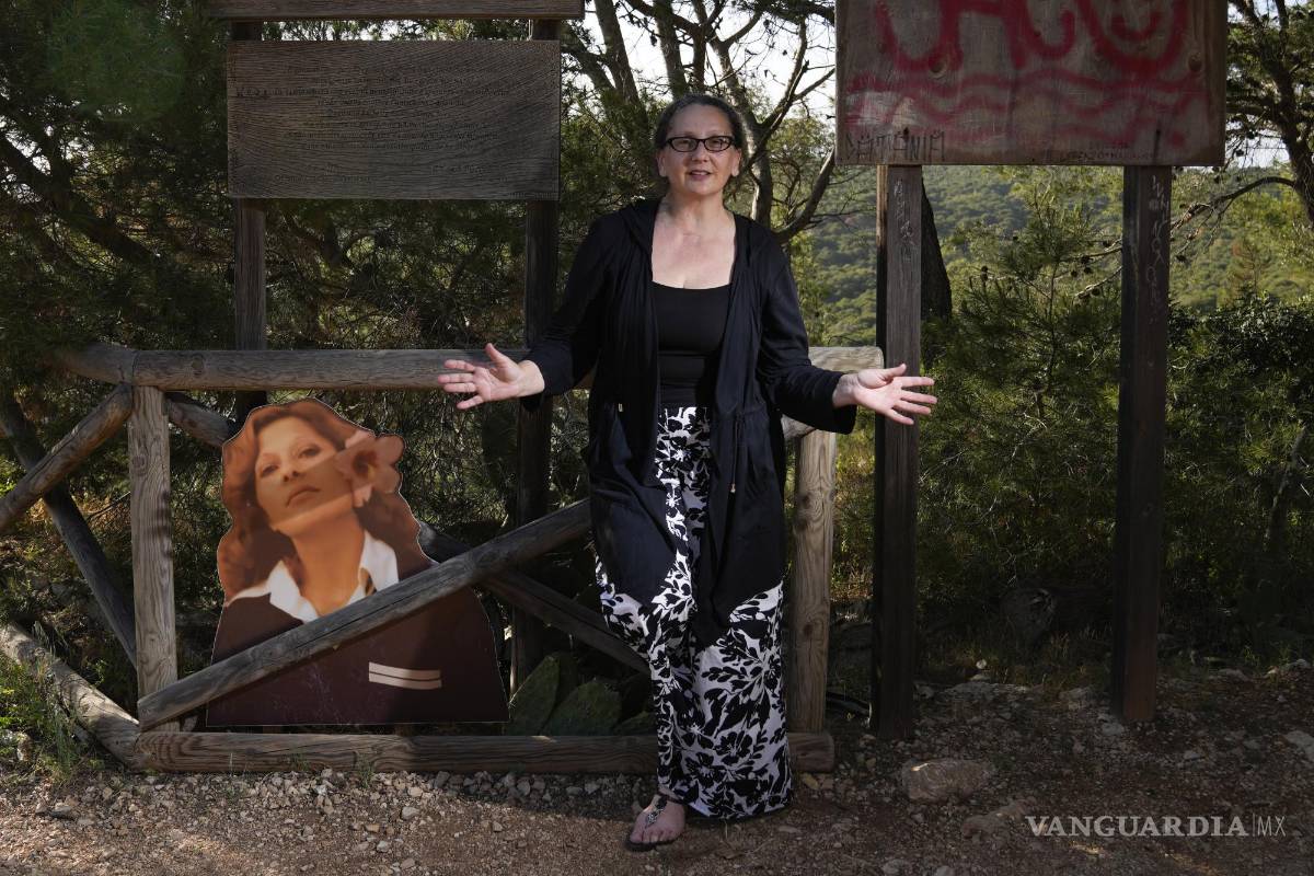 $!Sabrina Matrangelo, junto a un retrato de su madre Renata Fonte, en Porto Selvaggio, cerca de Nardo, Italia. Renata fue asesinada por la mafia en 1984.