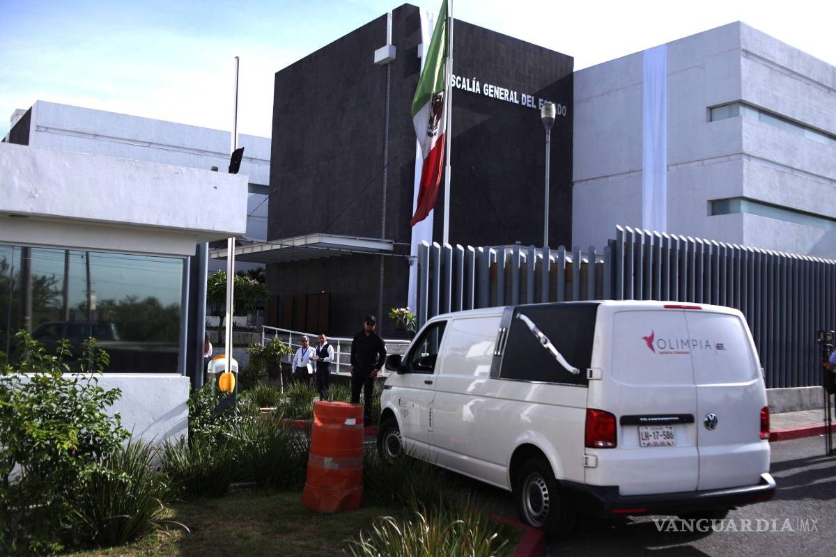 $!TEMIXCO, MORELOS, 18 SEPTIEMBRE 2026.- Entrada de la carroza fúnebre a la Fiscalía de Justicia del Estado de Morelos, que trasladara el cadáver de Claudia Tacoronte Aguilera. La joven de 21 años de origen español, estudiante del Instituto de Ciencias de la Educación de la Universidad Autónoma del Estado de Morelos, fue atacada el sábado en la ciudad de Cuautla, por Francisco Javier N, presunto feminicida. Su padre y familiares, acompañados de autoridades del Consulado de España y del gobierno de Morelos, acudieron a las oficinas de la Fiscalía para reconocer el cadáver y realizar el trámite de entrega.
