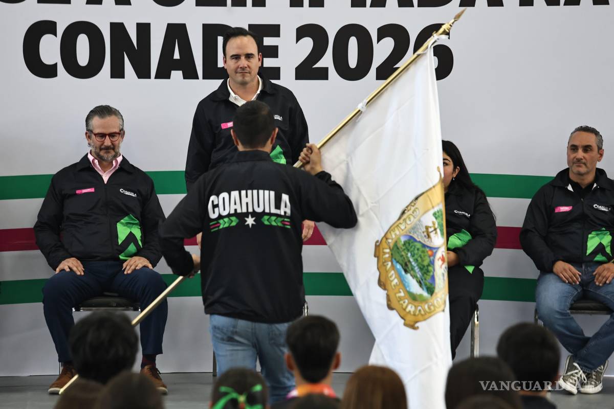 $!Entrenadores y deportistas acompañaron la ceremonia organizada por el INEDEC y la Secretaría de Educación.