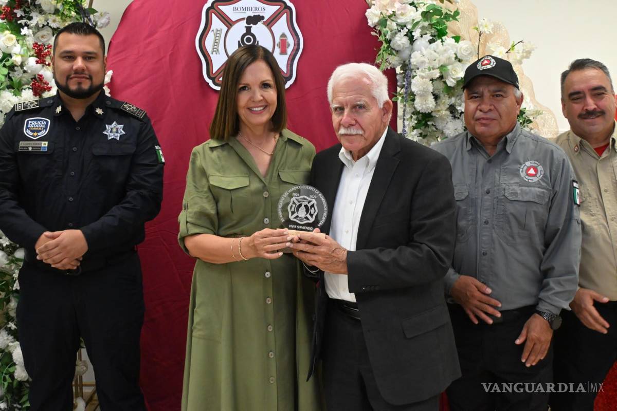 $!Juvencio Valdez Cabello, fundador de la corporación, recibió un reconocimiento por su trayectoria y aportación a la historia del servicio de emergencias.