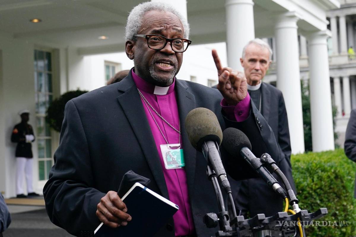 $!El obispo Michael Curry, obispo presidente y primado de la Iglesia Episcopal, habla frente al ala oeste de la Casa Blanca en Washington.