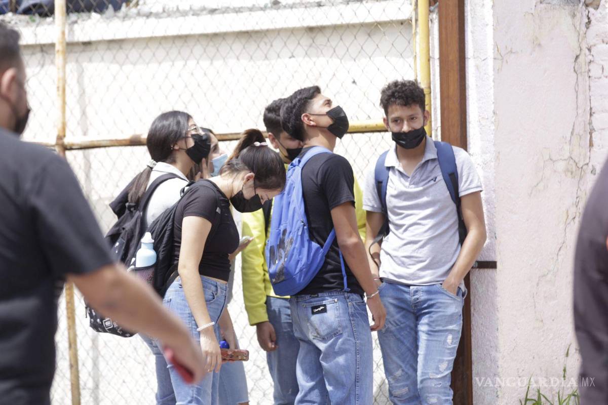 $!Transeúntes se reunieron en el sitio, mismo que fue acordonado.