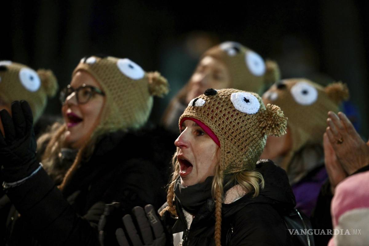 $!Ashley Johnson de Dallas espera que Punxsutawney Phil, la marmota que pronostica el clima, salga y haga su predicción. AP/Barry Reeger
