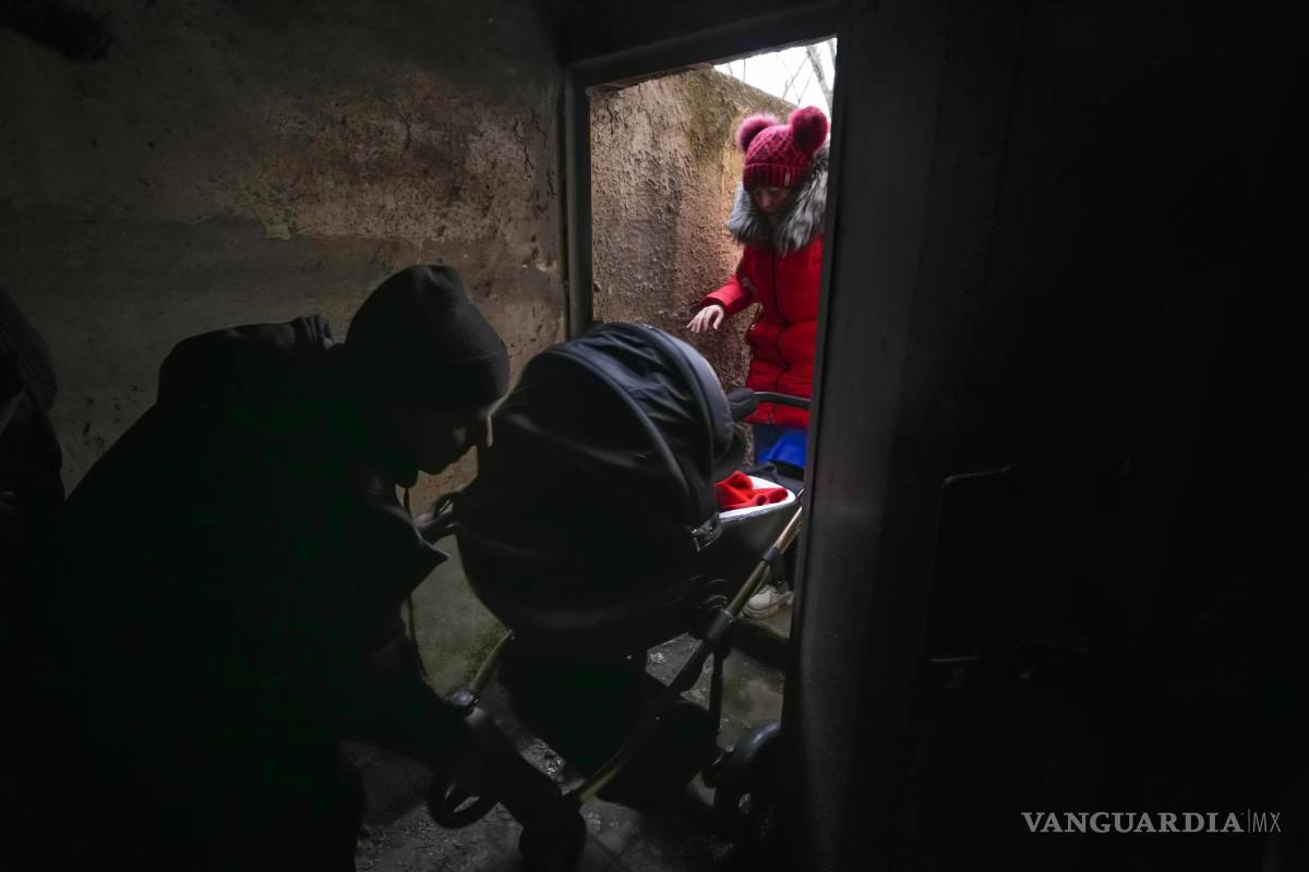 Ante el asedio ruso, ucranianos buscas refugio en el metro y en sótanos