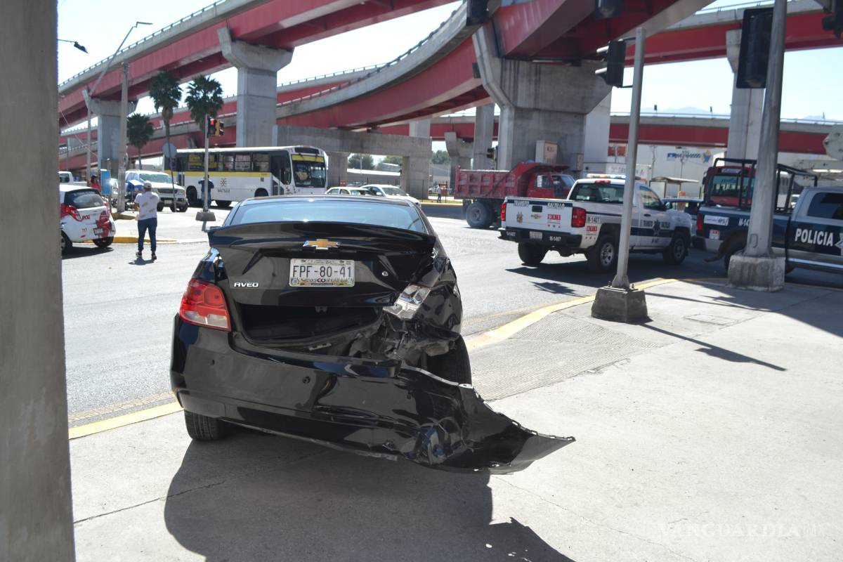 Aparatoso accidente bajo El Sarape, en Saltillo, deja cuantiosos daños