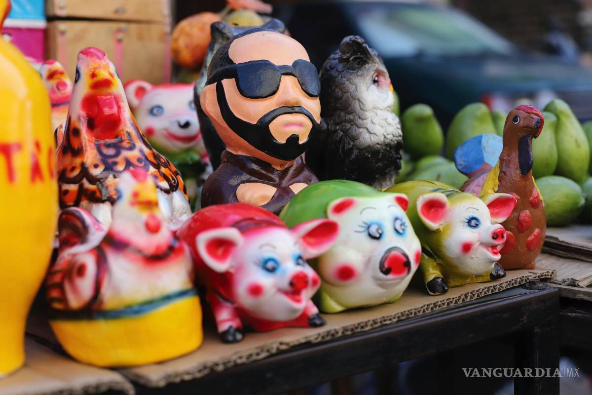 $!Una figura de cerámica de Nayib Bukele, que se postula para la reelección, se exhibe a la venta en una calle junto al mercado central de San Salvador.