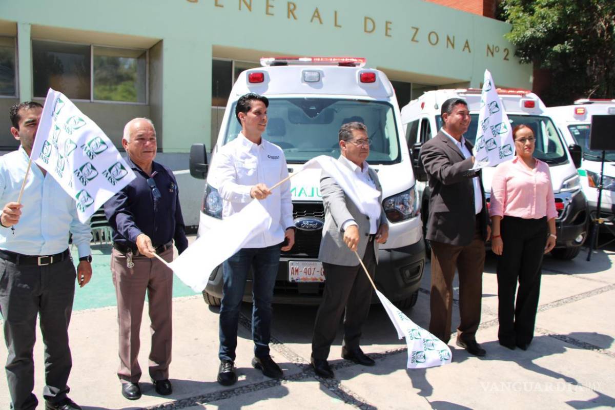 $!Valeriano Ibáñez de la Rosa, titular del Órgano de Operación Administrativa Desconcentrada de Coahuila (tercero de der. a izq.), encabezó la ceremonia de entrega de ambulancias.