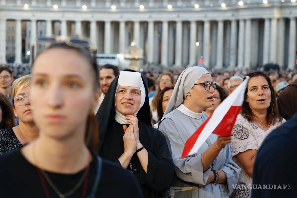 $!Fieles y monjas participan en “Juntos”, una vigilia de oración con el Papa Francisco y los líderes de la Iglesia para el Sínodo de los Obispos.