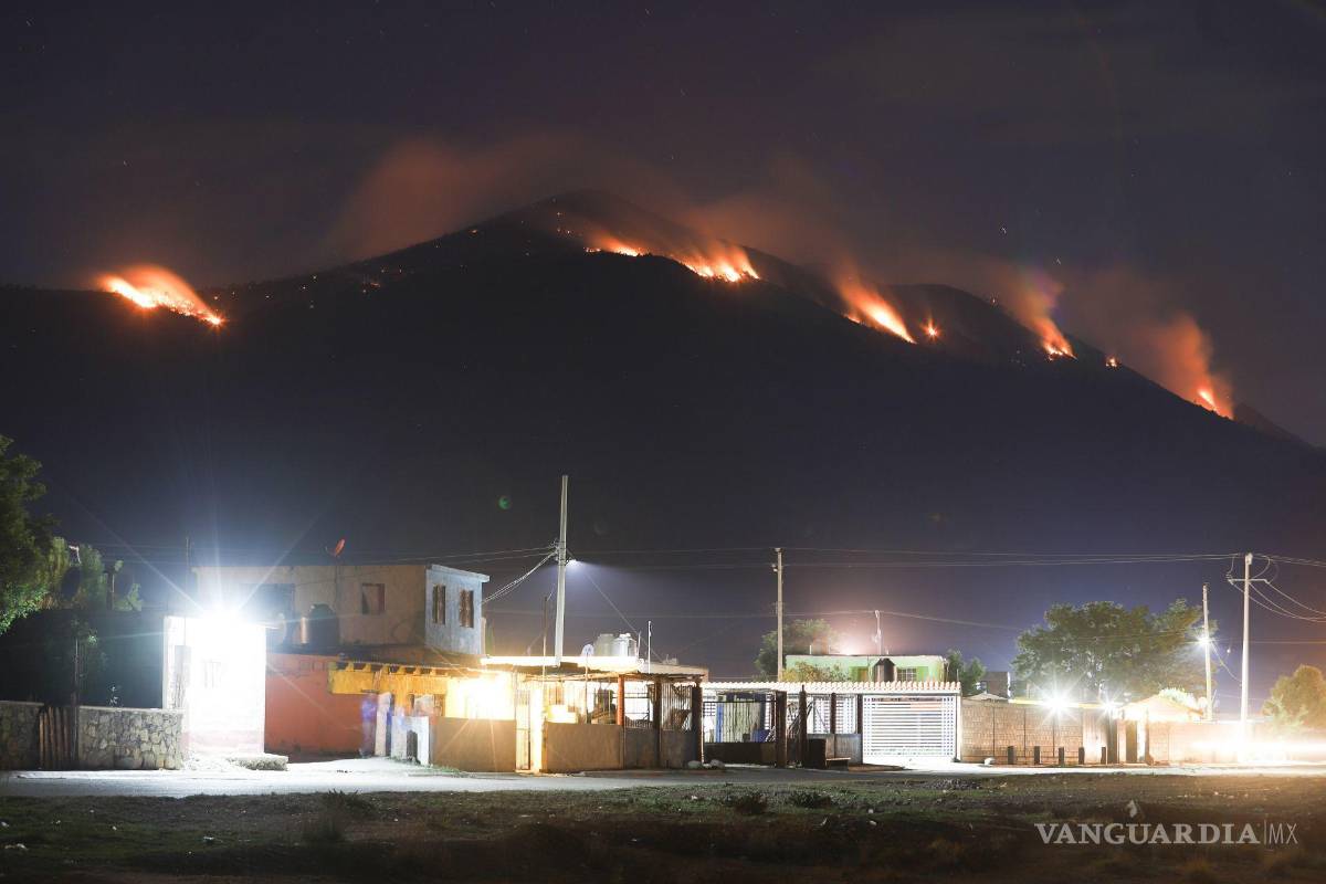 $!En las labores de control del fuego se han utilizado dos helicópteros del estado, que realizaron 42 descargas con líquido retardante.