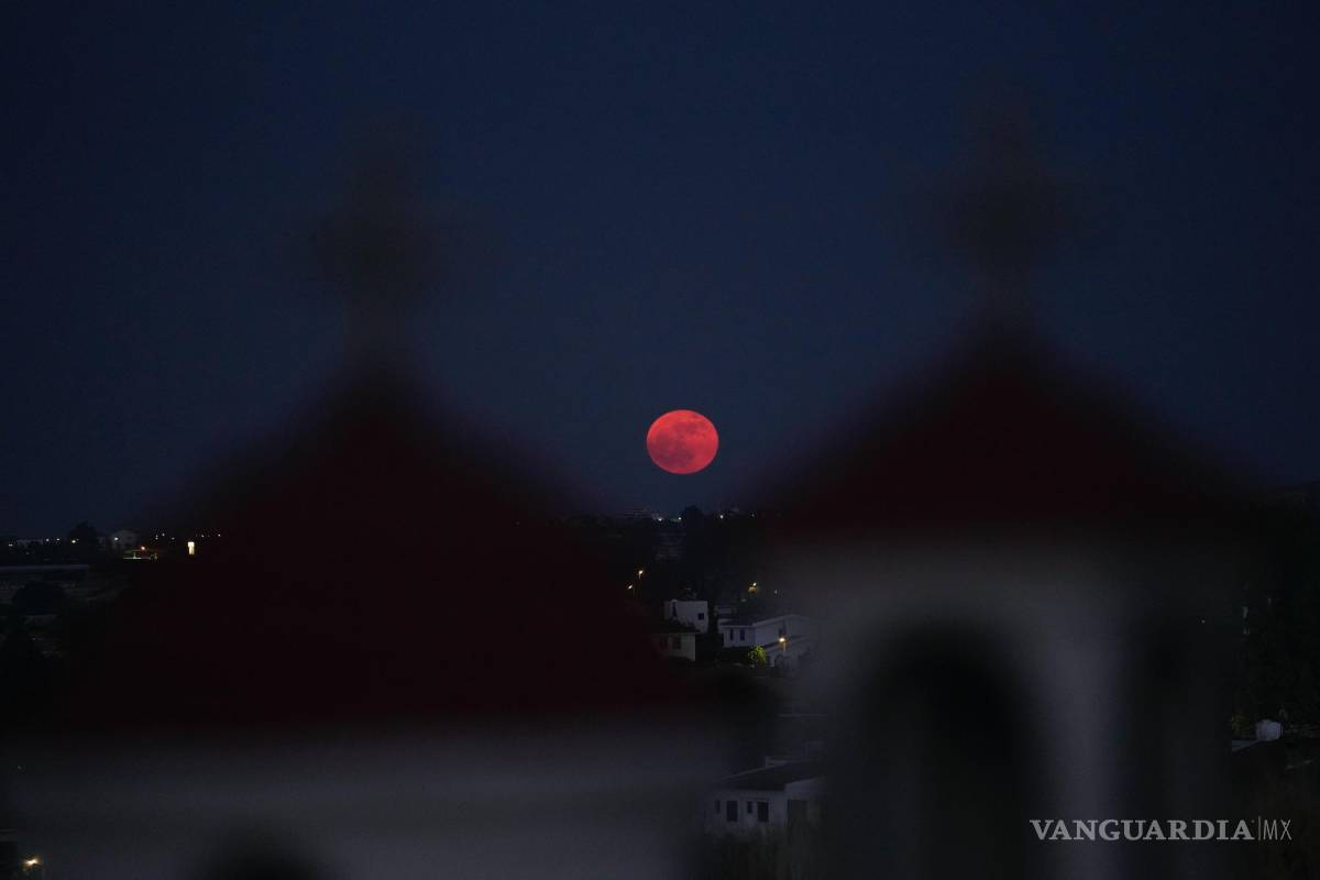 $!Vista de la Super Luna que se eleva detrás una iglesia en miniatura cerca del monasterio ortodoxo cristiano de Panagia Chrisospiliotissa en Deftera, Chipre.