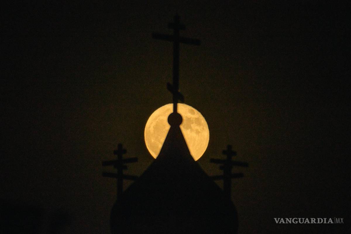 $!La Luna se eleva detrás de la Catedral Ortodoxa Rusa de la Santa Transfiguración en Los Ángeles,California. Durante el fenómeno conocido como la “Luna de Fresa”.