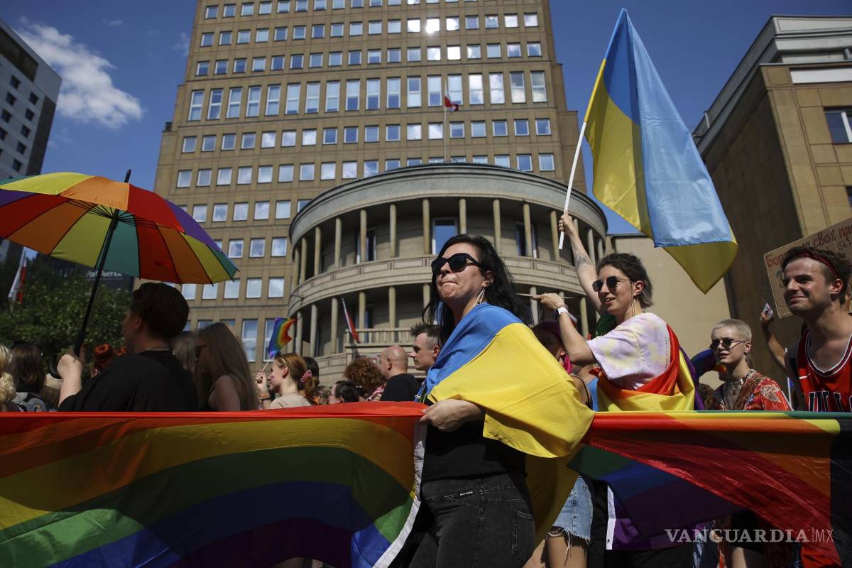 $!La gente participa en la marcha por la libertad del “Orgullo de Varsovia y Kyiv” en Varsovia, Polonia.