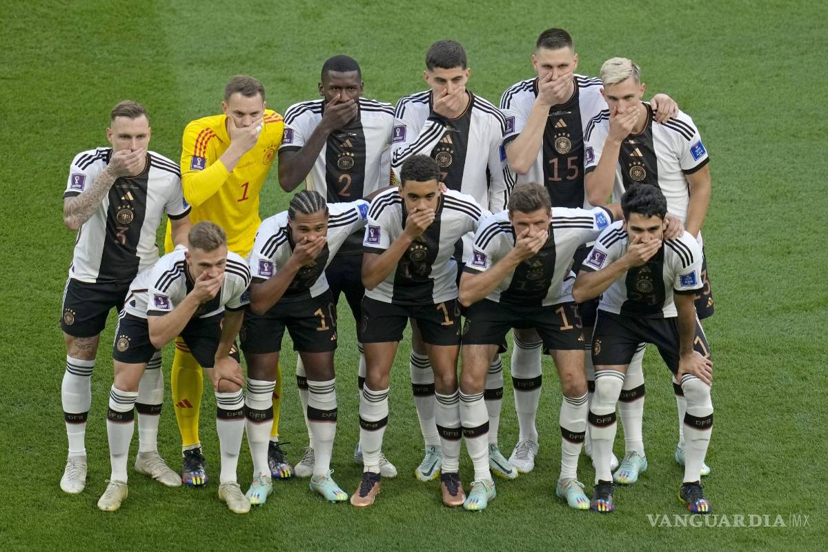 $!Los once titulares se tomaron la fotografía oficial tapándose la boca.