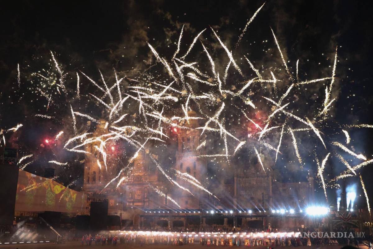 $!Con un espectáculo multidisciplinario que incluyo actuación, luces, sonido, juegos pirotécnicos y baile se realizó en el Zócalo, La Grandeza de México, como parte de los festejos de los 200 años de la Independencia de México. Cuartoscuro/Moisés Pablo