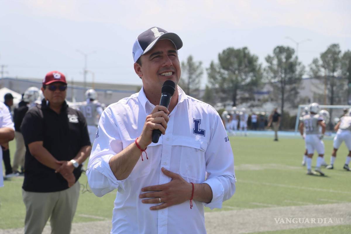 $!El gobernador Manolo Jiménez Salinas dio la patada inicial en la ceremonia de apertura de la temporada de la ONEFA y reafirmó su apoyo a la UAdeC.