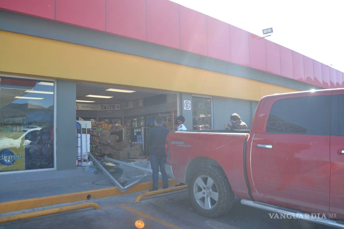 Ingresa a tienda... pero con todo y camioneta al sur de Saltillo