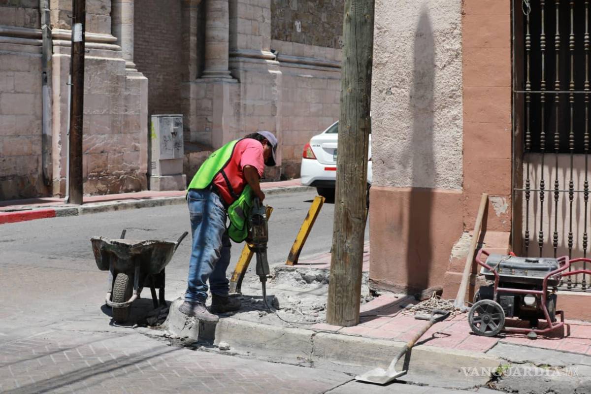 $!Las obras de rehabilitación de banquetas buscan mejorar la movilidad y seguridad de peatones en el primer cuadro de Saltillo.