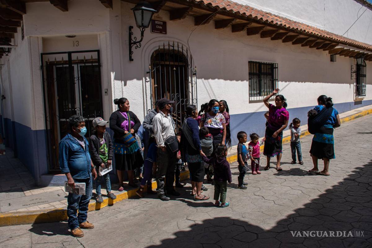 $!Indígenas tzolziles permanecen en un parque en el municipio de Pantelho, estado de Chiapas (México).