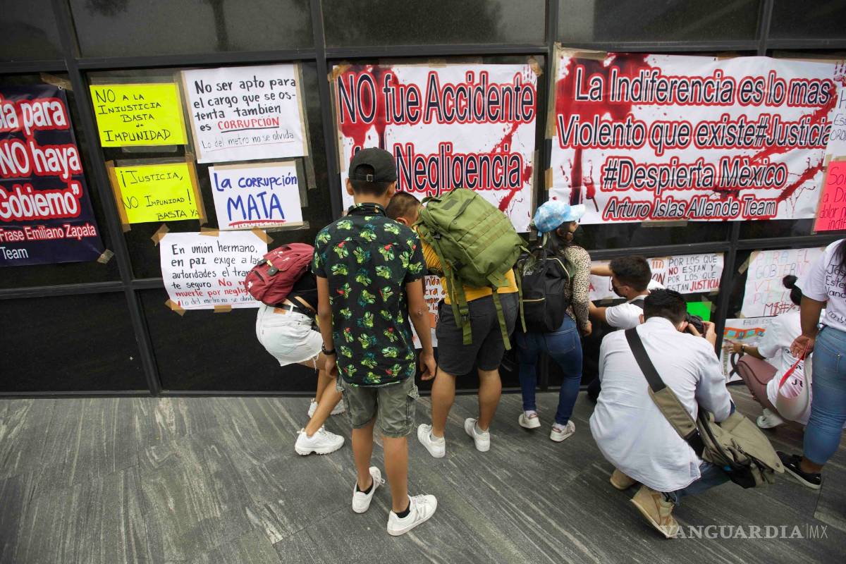 Familiares de víctimas en la Línea 12 del metro de la CDMX presentan denuncia
