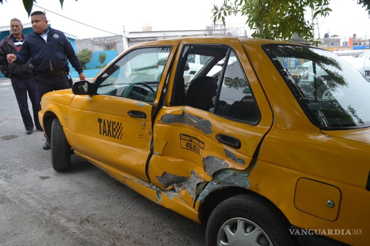 Chocan taxi en Saltillo, conductor resulta lesionado
