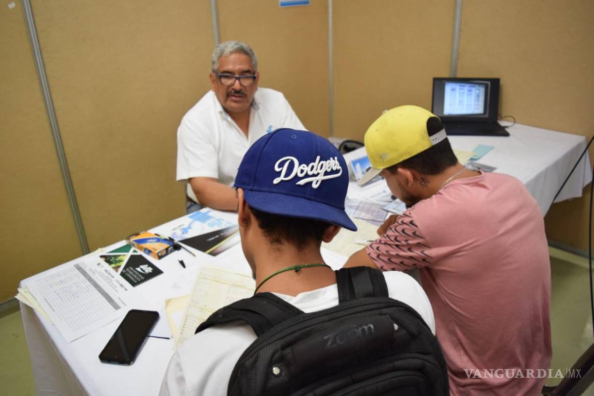 $!Algunos jóvenes deciden dejar sus estudios para apoyar en casa con un trabajo.