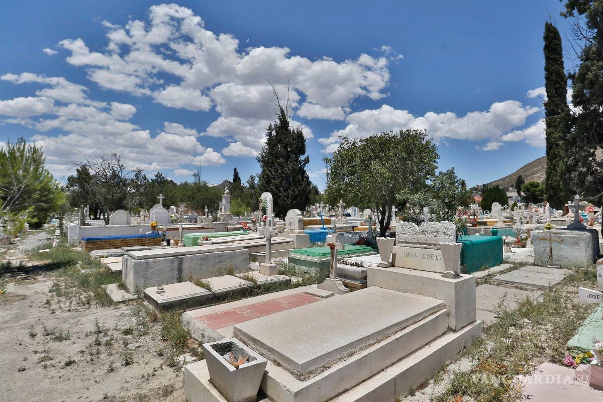 Pocos saltillenses acuden a panteones, luego de 30 días de permanecer cerrados