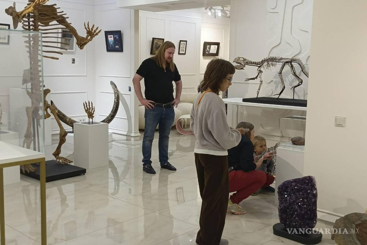 $!La paleontología explora sus fronteras comerciales con una expoventa en Moscú que ofrece a precios de lujo esqueletos de dinosaurios, mamíferos prehistóricos y restos fósiles, además de minerales y fragmentos de meteoritos. EFE/Fernando Salcines