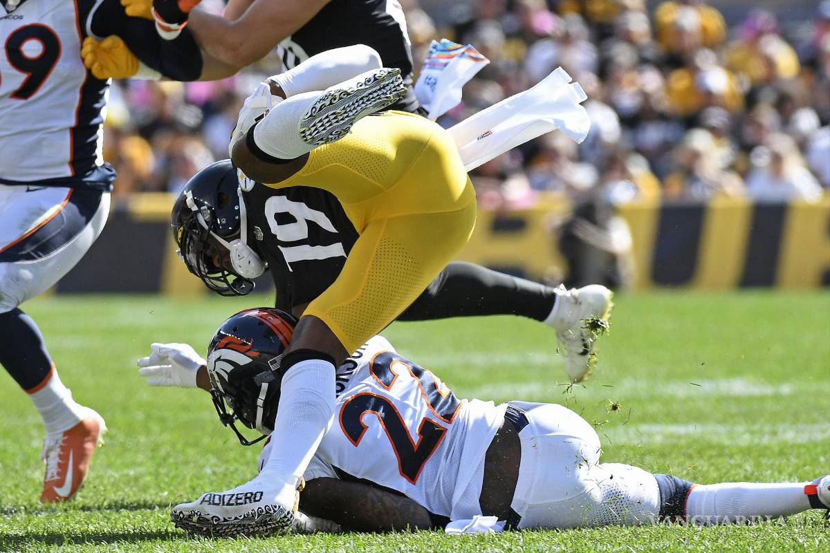 $!El safety Kareem Jackson (22) tuvo una jugada de contacto fuerte con Smith-Shuster y el WR de los Steelers salió lastimado en las acciones.