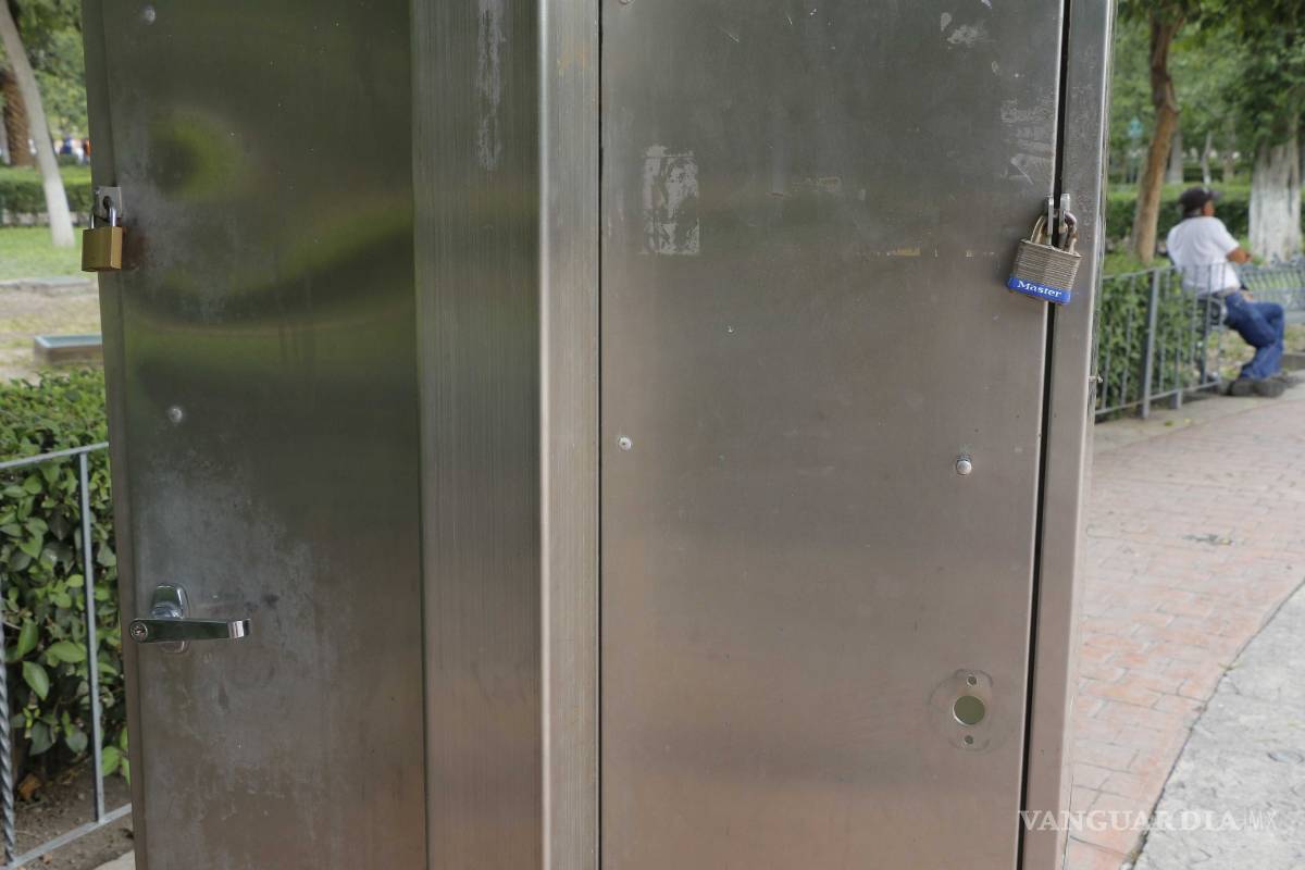 $!En el día Internacional del Libro denuncian que “Paralibros” de la Alameda de Saltillo está bajo candado... y nadie sabe quien tiene la llave