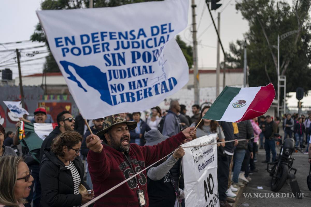 $!Manifestantes bloquean las entradas al Congreso en contra de la propuesta de reforma que haría que los jueces se presentaran a elecciones en CDMX.