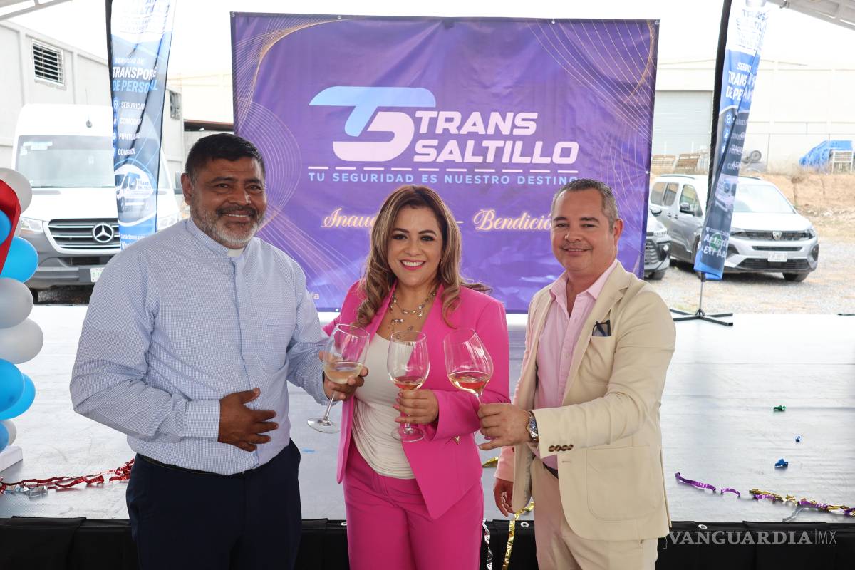 $!El sacerdote Isidro Sánchez Nolano encabezó la ceremonia religiosa para bendecir al personal, las oficinas y las unidades vehiculares.