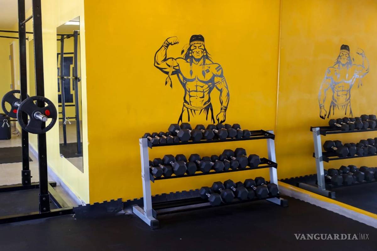 $!El gimnasio fue equipado con mancuernas, barras, racks multifuncionales, piso especial y espejos.