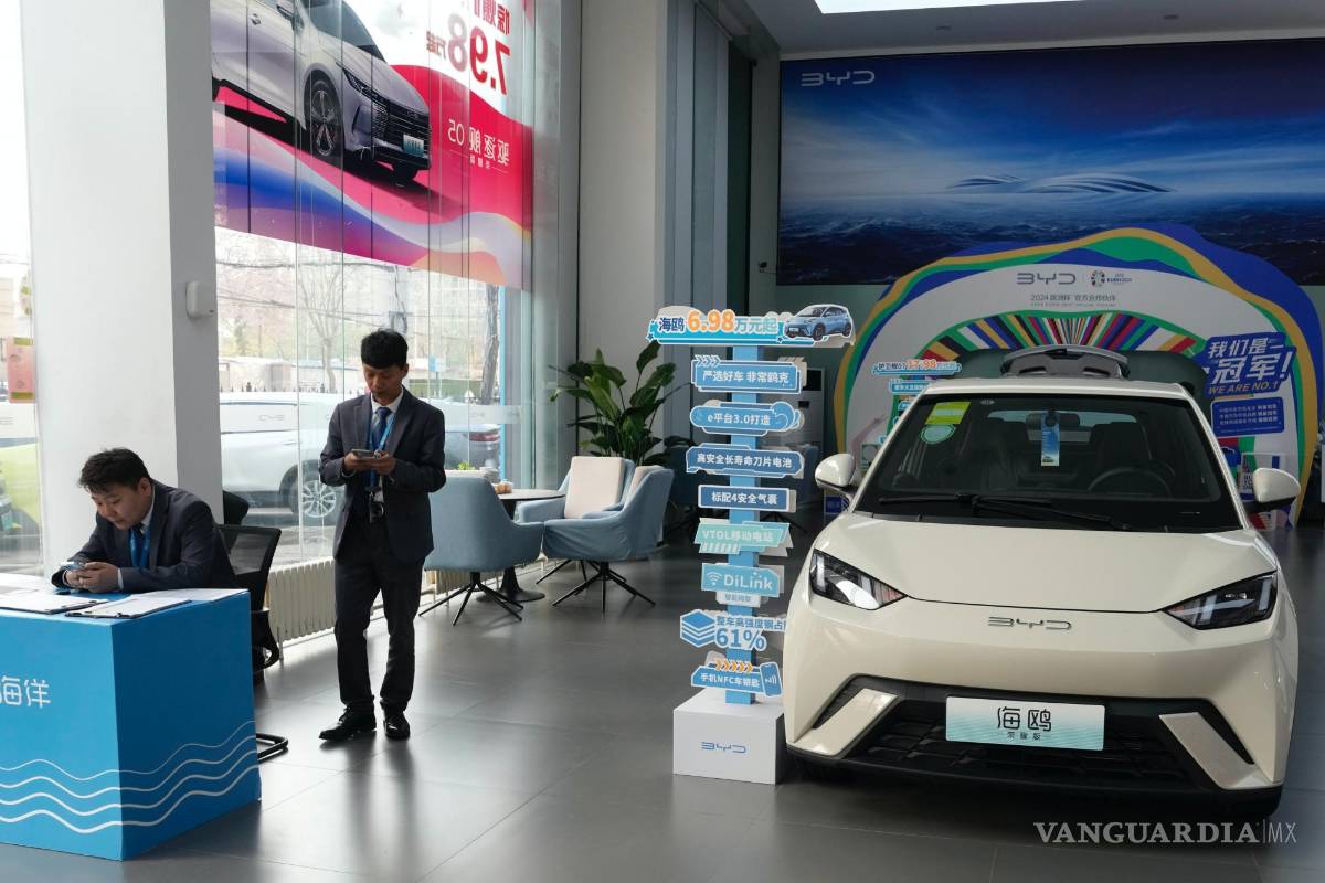 $!Un módulo de ventas cerca del vehículo eléctrico Seagull de la automotriz china BYD en una sala de exhibición en Beijing, el 10 de abril de 2024.