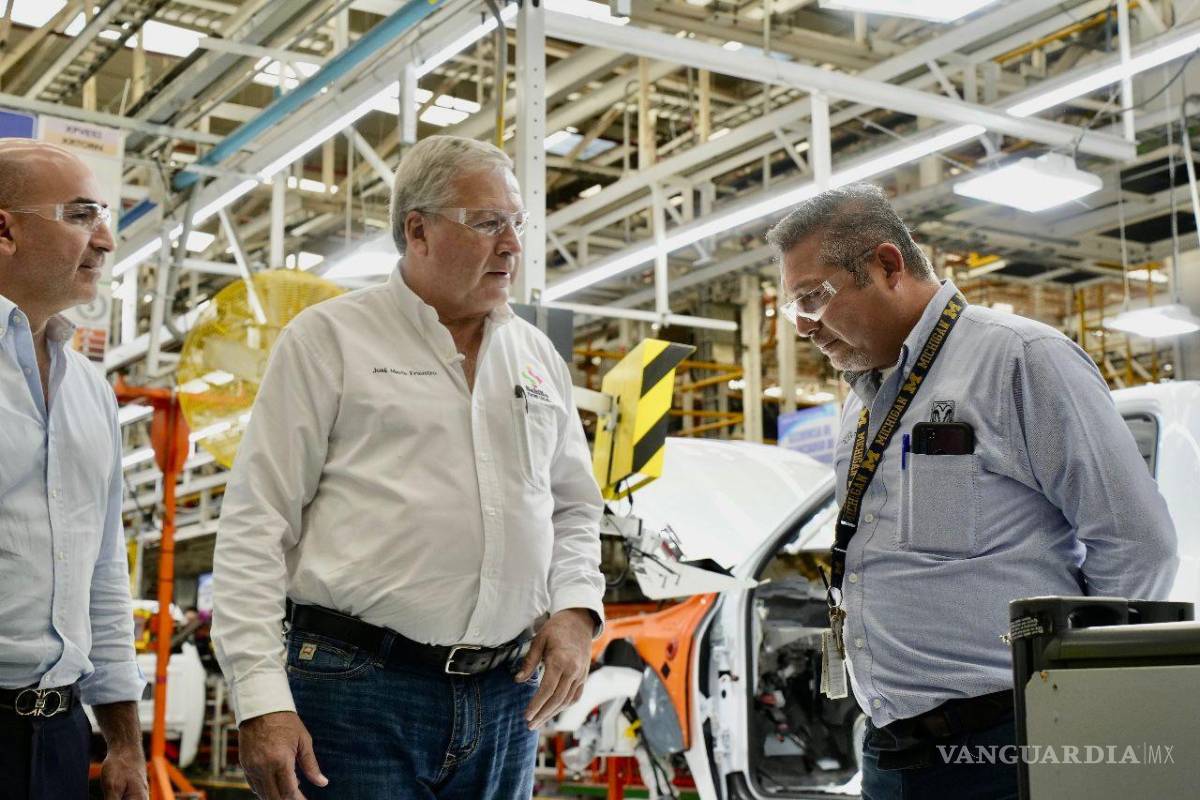 $!Mario Mata Quintero, director de Fomento Económico y Turismo (izq.) en compañía de Chema Fraustro visitaron una planta.
