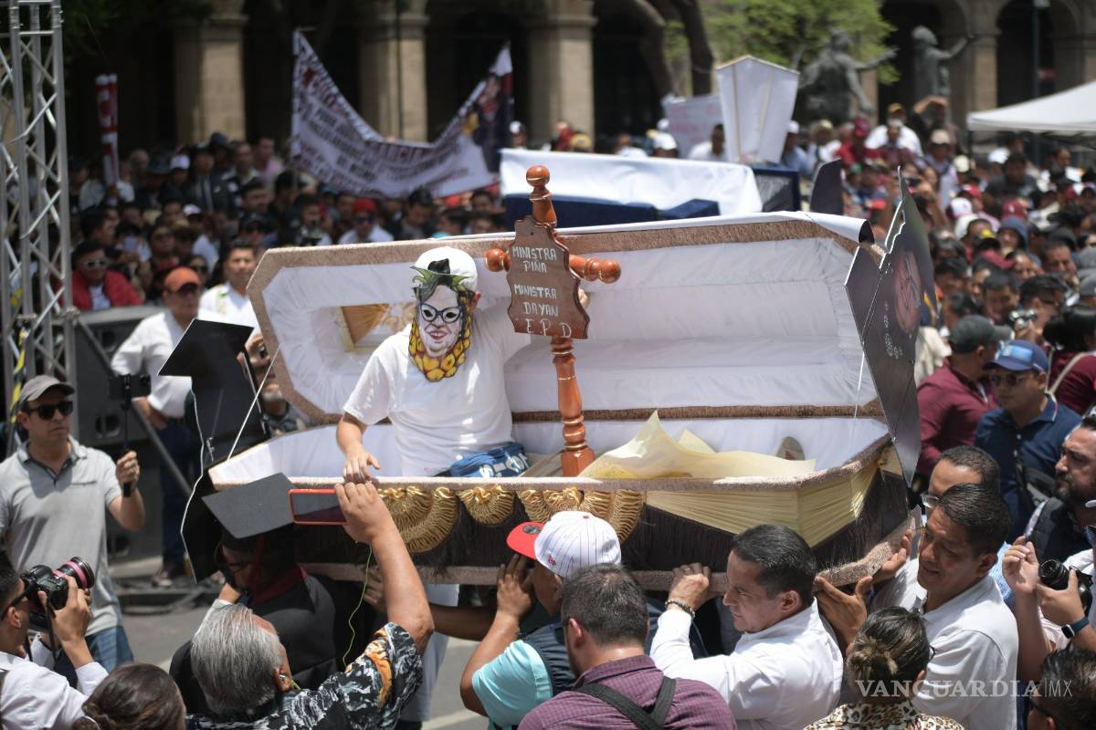 Defiende AMLO manifestación con ataúdes contra ministros de la Suprema Corte