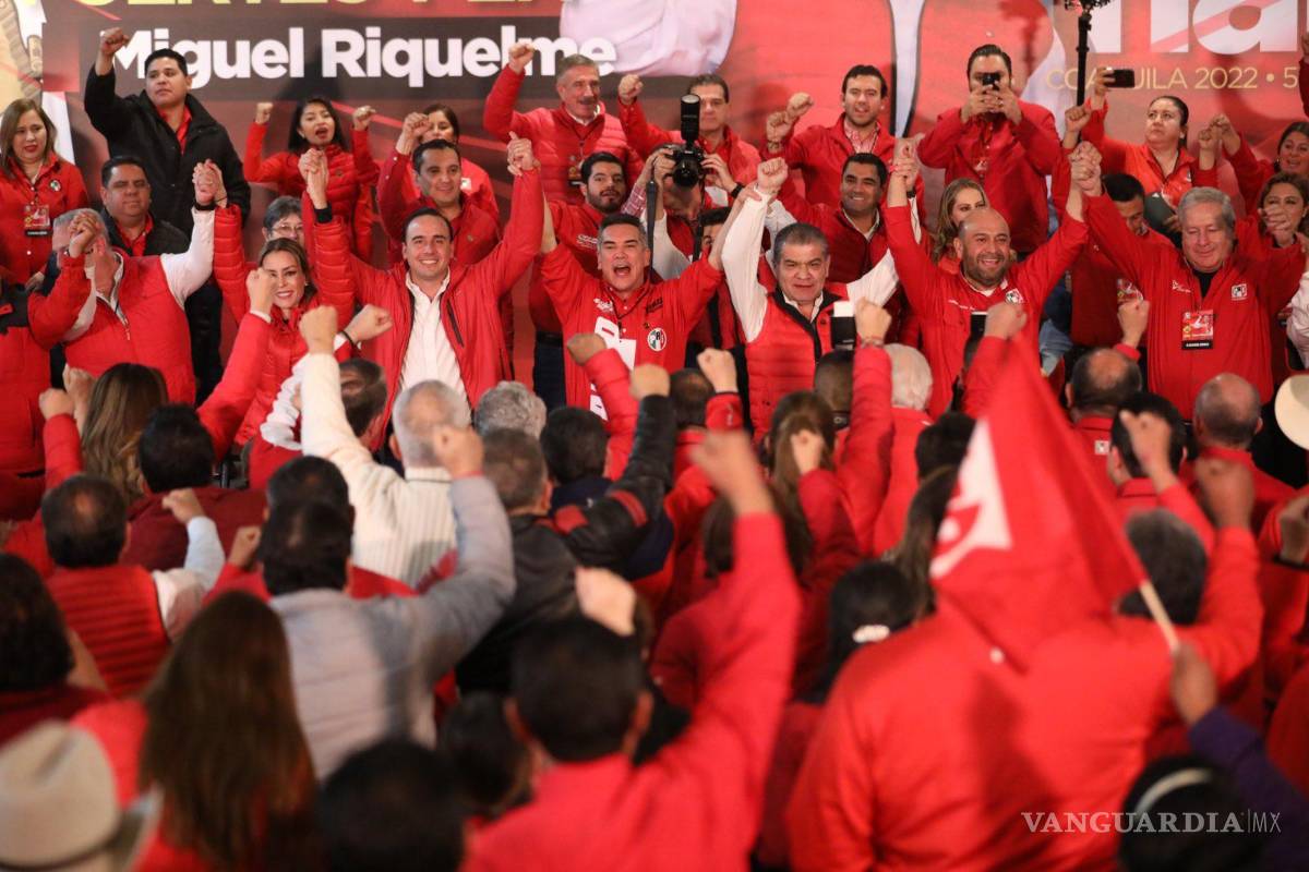 $!En la sesión, estuvieron presentes diversos funcionarios priístas, entre ellos, Manolo Jiménez, Chema Fraustro y Román Cepeda.