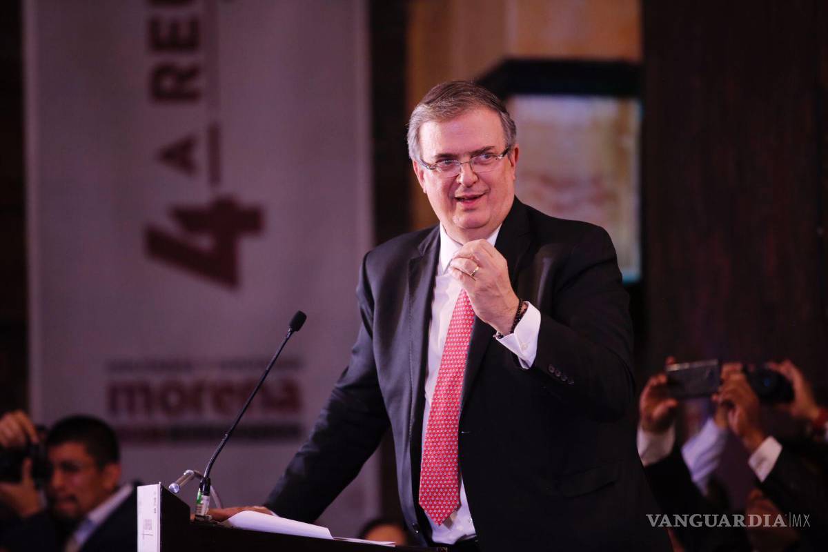 $!Ebrard fue recibido con mariachi en la sede de la reunión con los diputados.