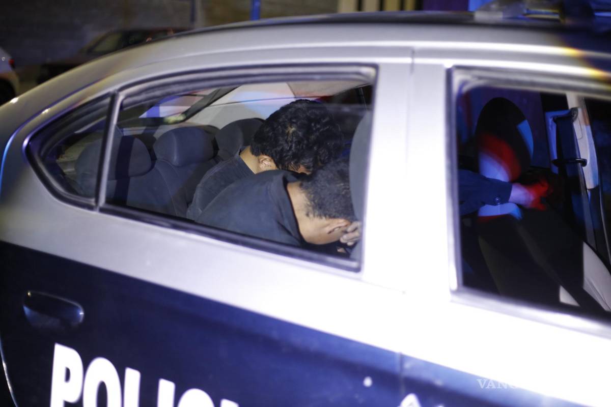 Taxistas sorprenden a dos jóvenes mientras robaban autopartes al sur de Saltillo; los detienen