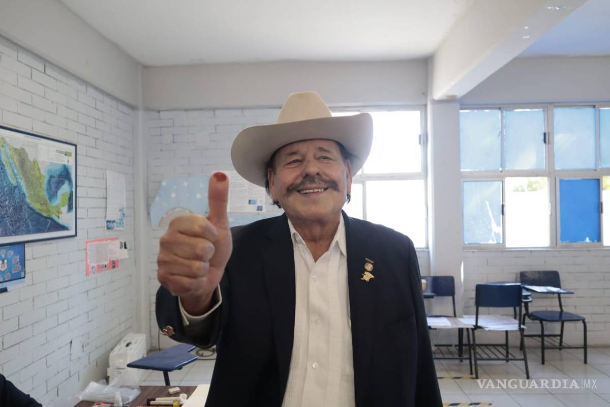 $!Senador Armando Guadiana Tijerina votando en la Revocación de Mandato.