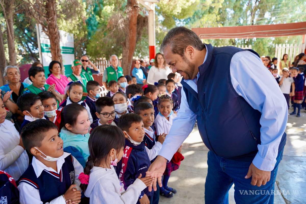 $!La inversión total destinada a esta entrega fue de 100 mil pesos, repartidos entre los turnos matutino y vespertino.