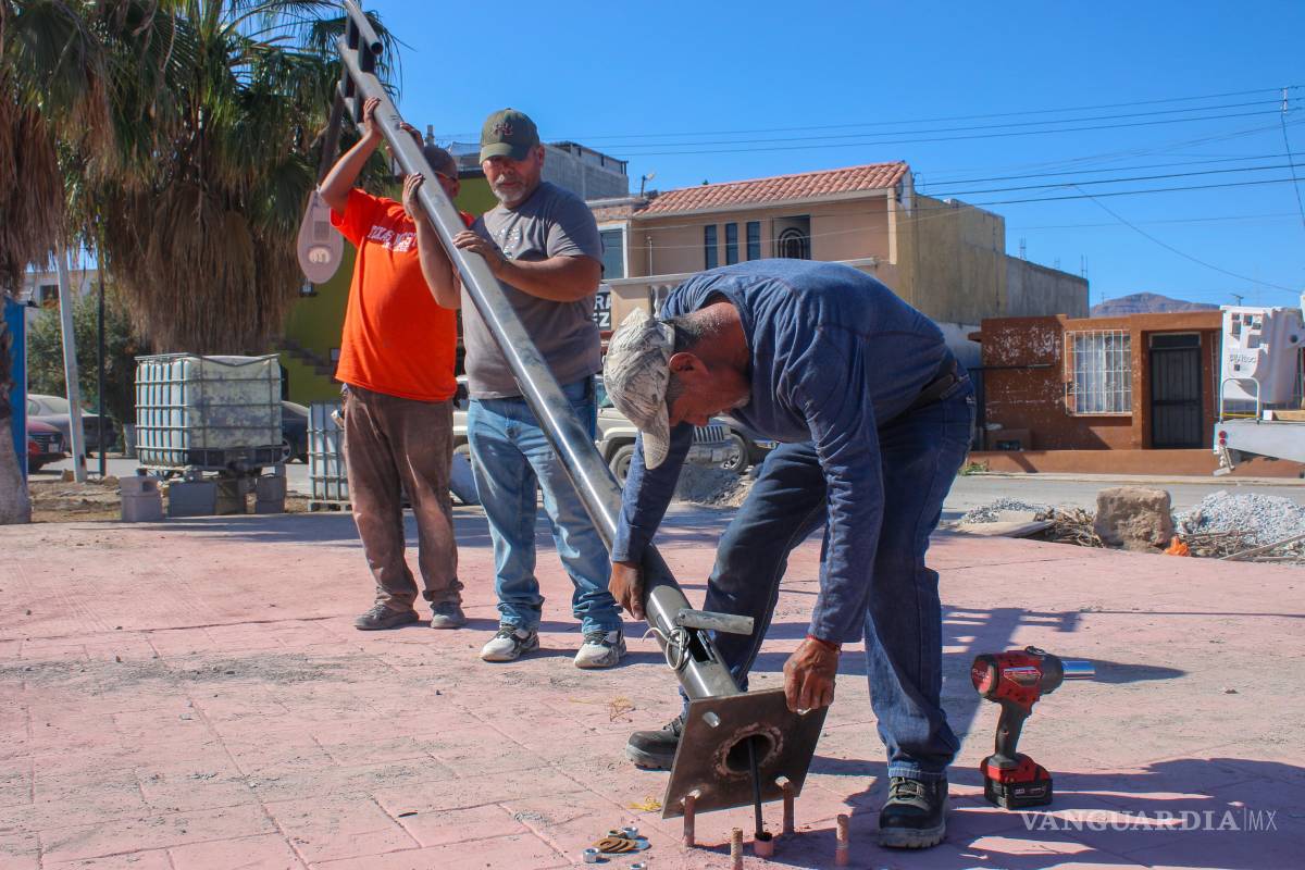 $!Trabajadores municipales instalan luminarias LED en la plaza Fidel Velázquez, reforzando la seguridad y modernizando el alumbrado para beneficio de las familias que frecuentan este espacio.