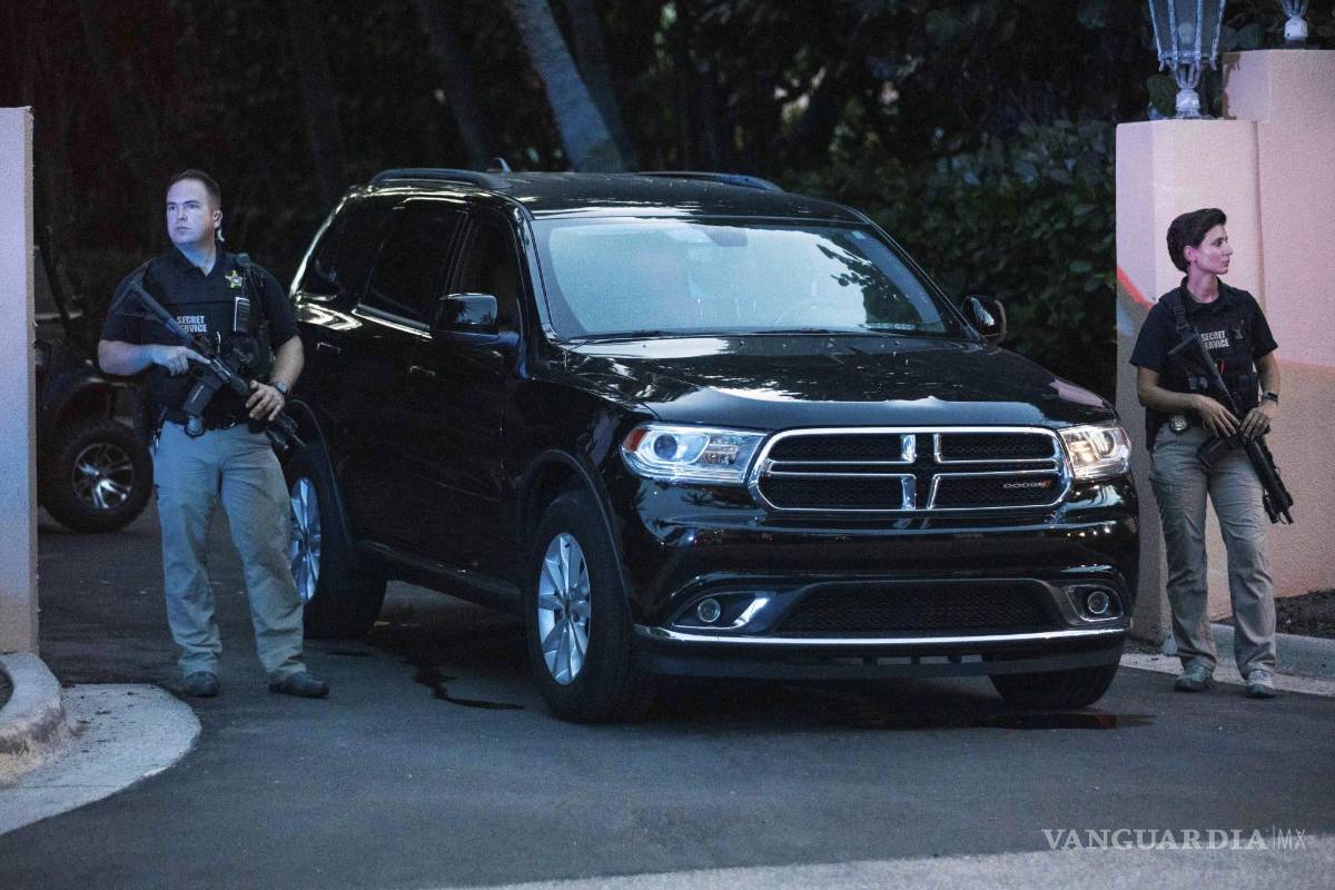 $!Agentes del Servicio Secreto se paran cerca de una de las entradas a Mar-A-Lago en Palm Beach, Florida.