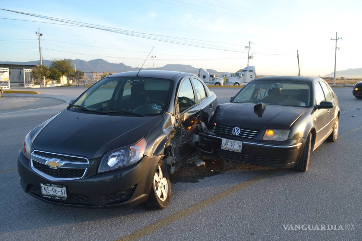 Conductora causa accidente en carretera a Derramadero