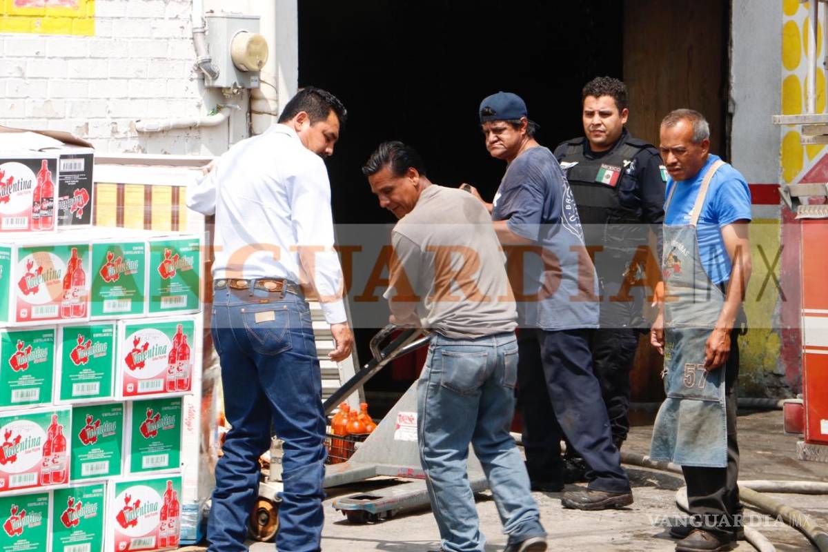 $!Fuerte incendio en bodega a la altura de la Central de Abastos alarma a Saltillo