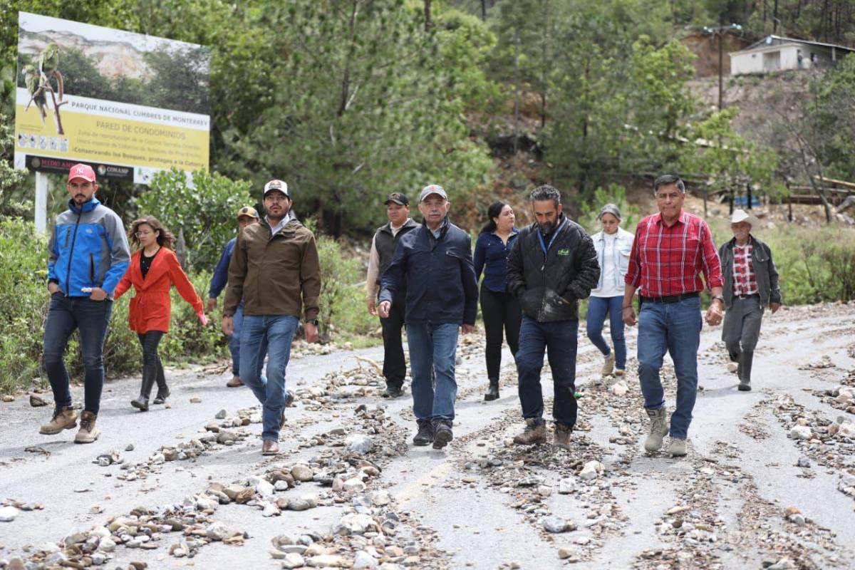 $!Evalúan. Luego de la reunión virtual con alcaldes, el secretario de Gobierno de Coahuila, Óscar Pimentel, el alcalde de Santiago, Nuevo León, David de la Peña y el subsecretario de Protección Civil, Francisco Martínez, recorrieron el tramo Los Lirios-Santiago.