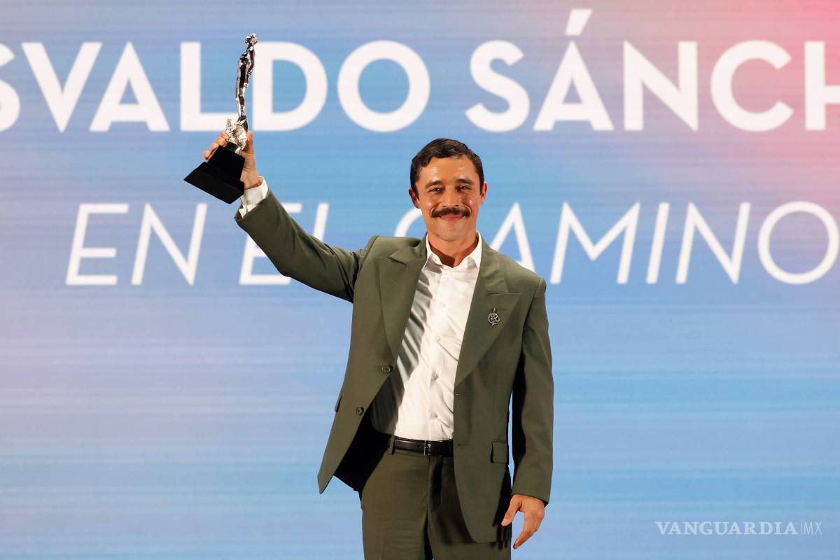 $!El actor Oswaldo Sánchez posa con el Ariel a mejor actor por la película 'En el camino' este sábado, durante la 68 edición de los Premios Ariel organizados por la Academia Mexicana de Artes y Ciencias Cinematográficas, en Ciudad de México (México). EFE/ Sáshenka Gutiérrez