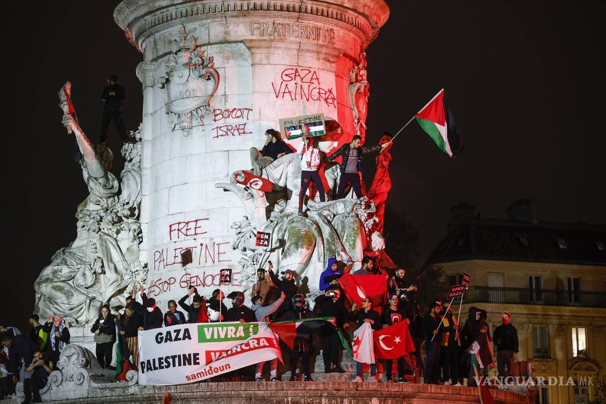 $!Personas con banderas palestinas gritaron consignas en la “Place de la Republique” en una manifestación para apoyar al pueblo palestino, en París.